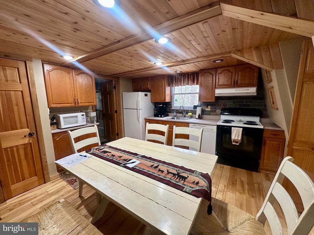 Image 16 of property listing at 552 BLACK OAK DR, Oakland, MD 21550