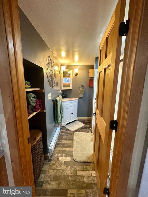 Image 18 of property listing at 552 BLACK OAK DR, Oakland, MD 21550