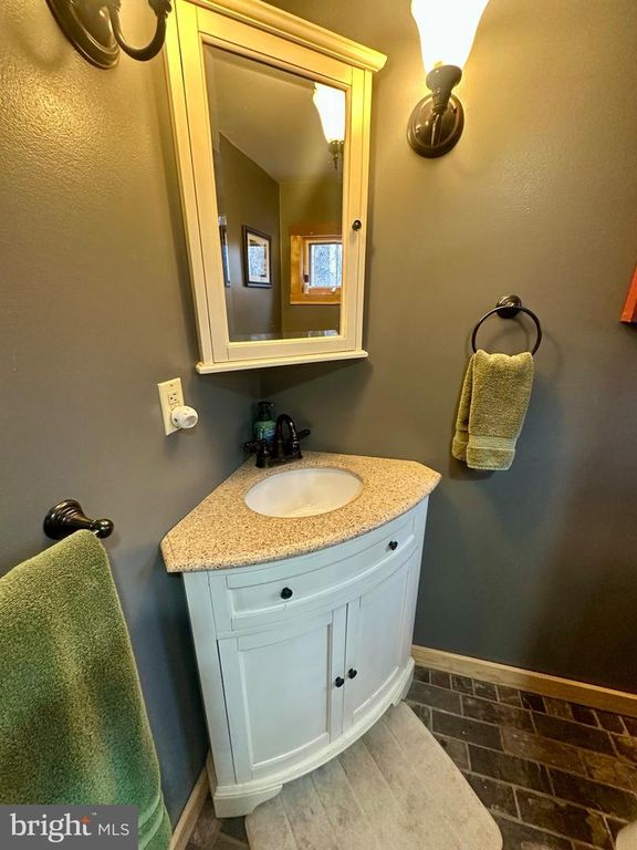 Image 19 of property listing at 552 BLACK OAK DR, Oakland, MD 21550