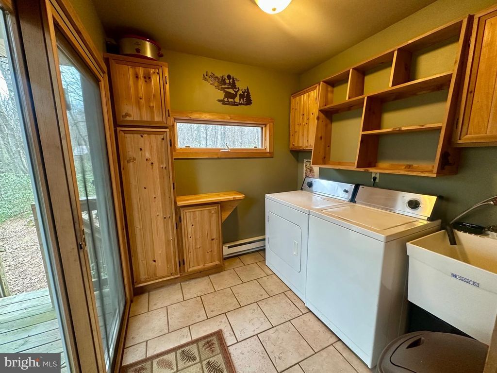 Image 21 of property listing at 552 BLACK OAK DR, Oakland, MD 21550