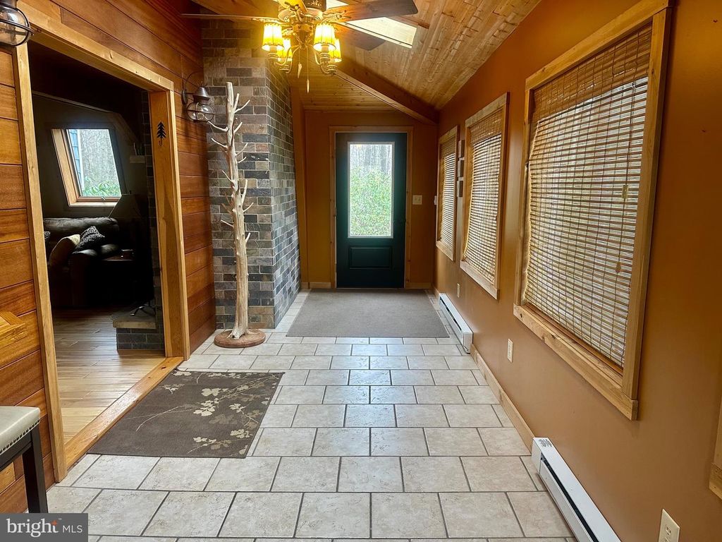 Image 7 of property listing at 552 BLACK OAK DR, Oakland, MD 21550