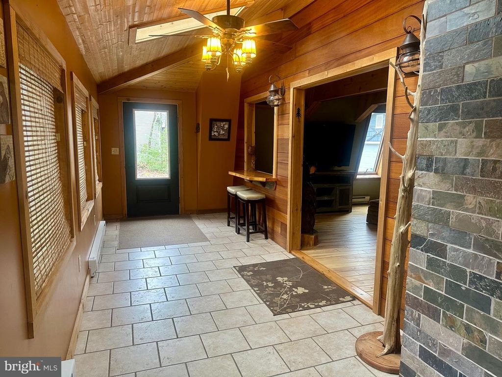 Image 8 of property listing at 552 BLACK OAK DR, Oakland, MD 21550