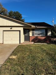 13224 Montclair Drive, Omaha, NE 68114