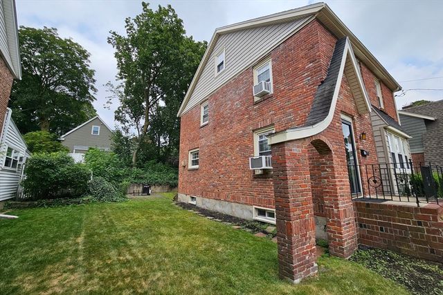 25 Essex St, Medford, MA 02155