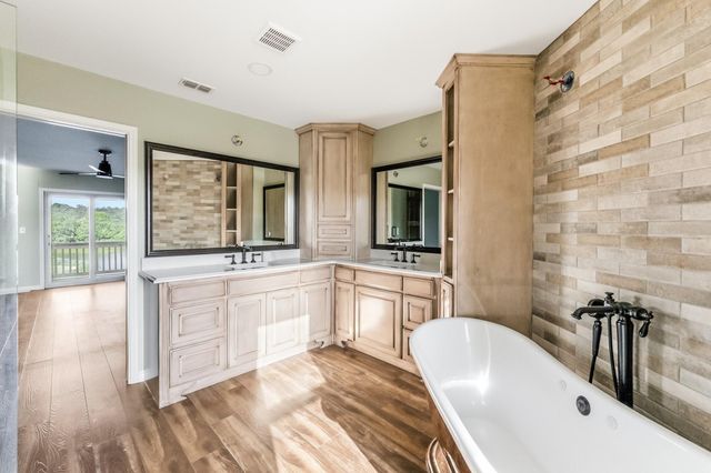 13 Lookout Ridge, Huntsville, TX 77340