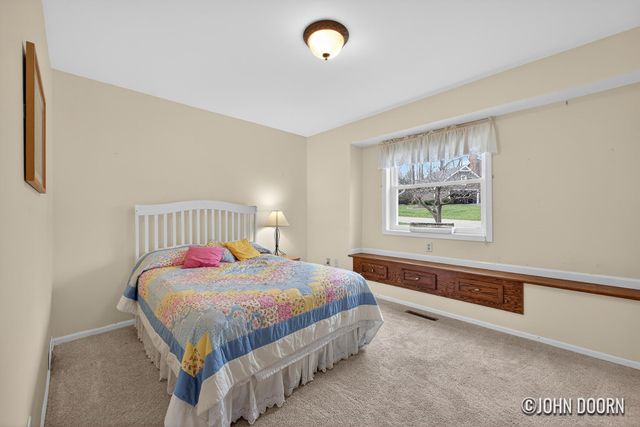 3430 Eastridge Court NE, Grand Rapids, MI 49525