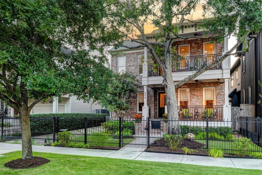 2219 Arlington Street, Houston, TX 77008