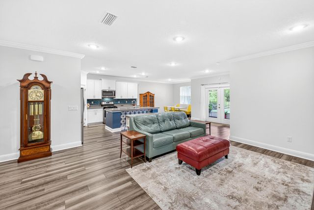247 E Sky Way, Freeport, FL 32439