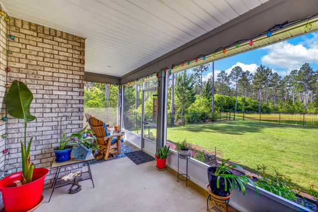 247 E Sky Way, Freeport, FL 32439