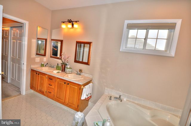 4 SYMPHONY AVE, Bayville, NJ 08721