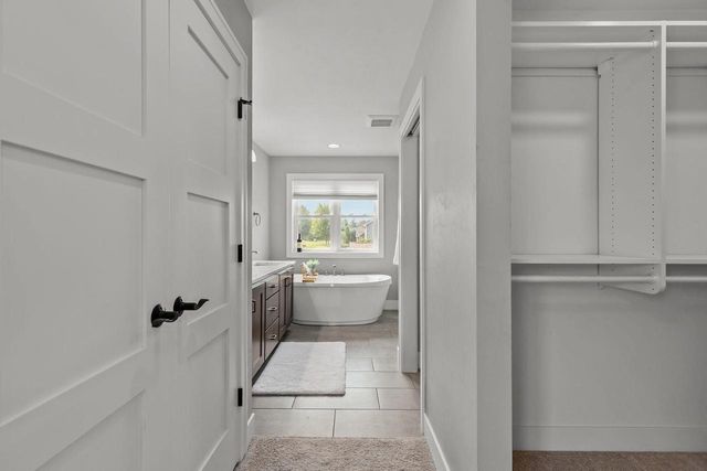 5644 N SUMMERLAND DRIVE, Appleton, WI 54913