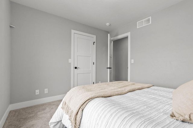5644 N SUMMERLAND DRIVE, Appleton, WI 54913