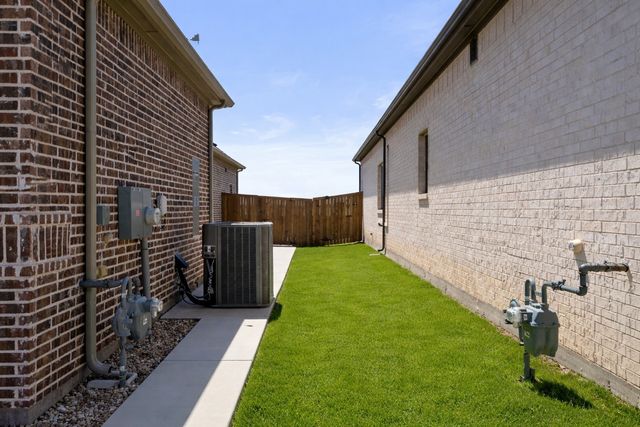 1073 Fleetwood Drive, Justin, TX 76247