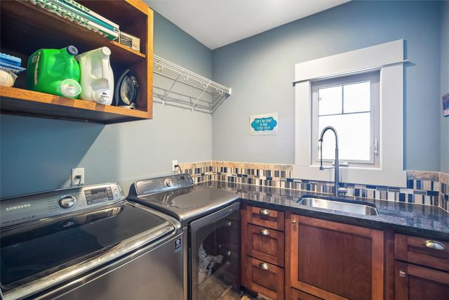 110 Lake Shore Drive, Dallas Center, IA 50063