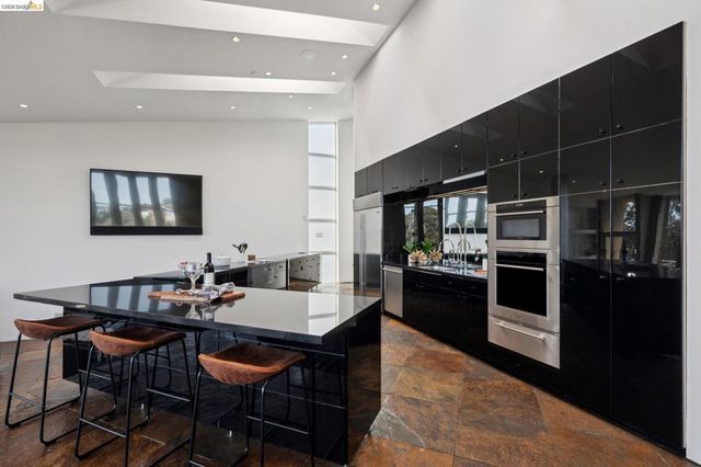 6343 Skyline Blvd, Oakland, CA 94611