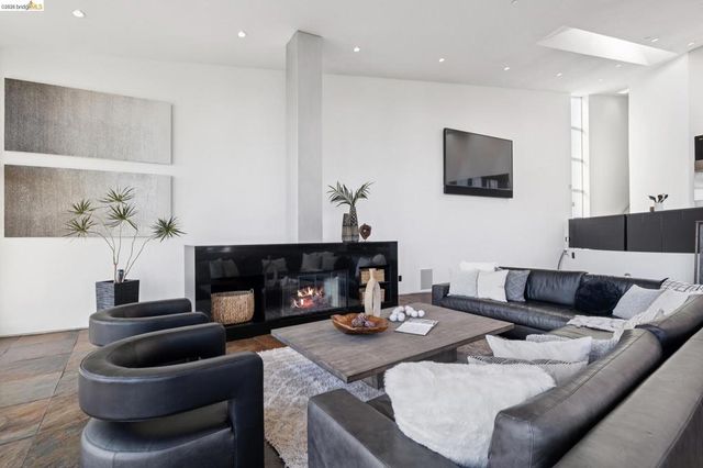 6343 Skyline Blvd, Oakland, CA 94611
