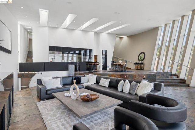 6343 Skyline Blvd, Oakland, CA 94611