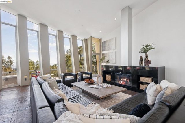 6343 Skyline Blvd, Oakland, CA 94611