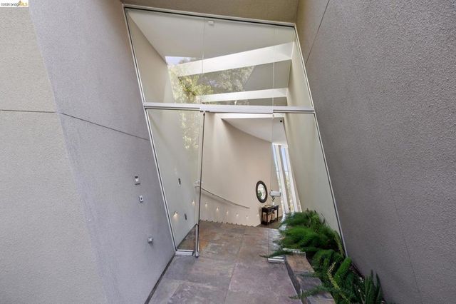 6343 Skyline Blvd, Oakland, CA 94611