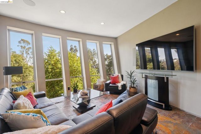6343 Skyline Blvd, Oakland, CA 94611
