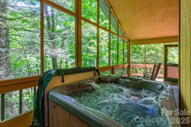 86 Mountain Road, Maggie Valley, NC 28751
