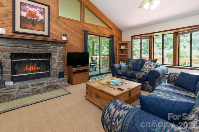 86 Mountain Road, Maggie Valley, NC 28751