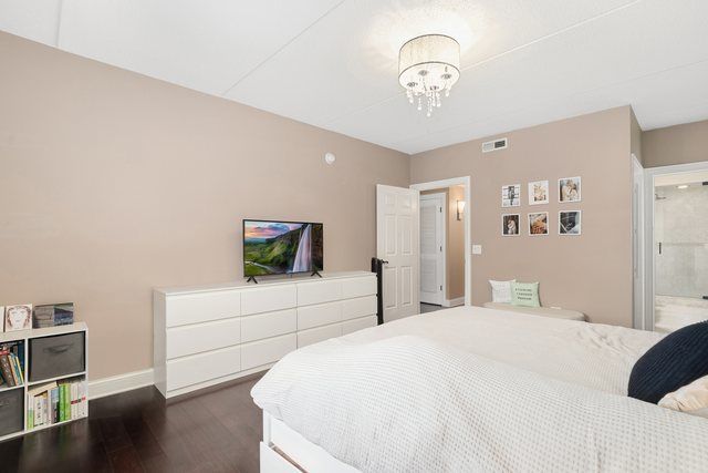 8727 W Bryn Mawr Avenue 606, Chicago, IL 60631