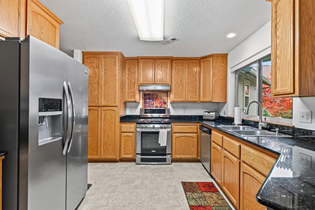 1023 Highlands Drive, Eagle Point, OR 97524