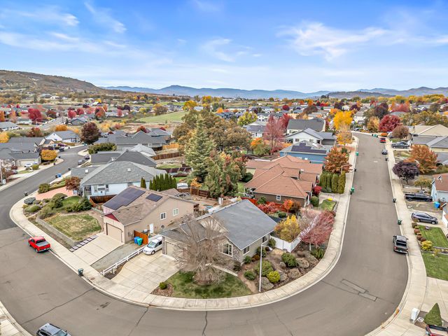 1023 Highlands Drive, Eagle Point, OR 97524