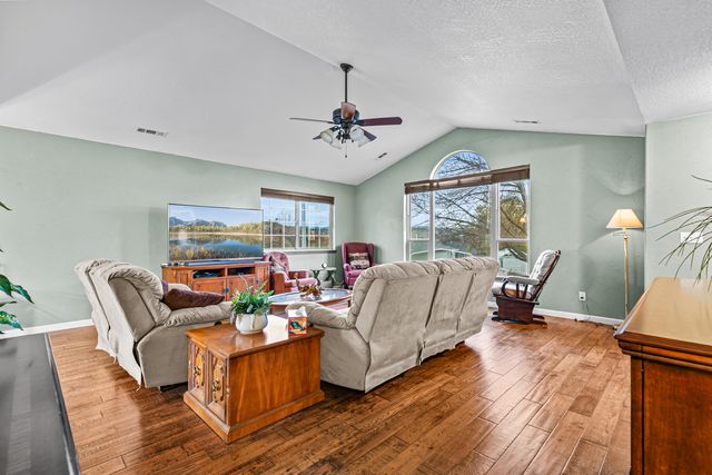 1023 Highlands Drive, Eagle Point, OR 97524