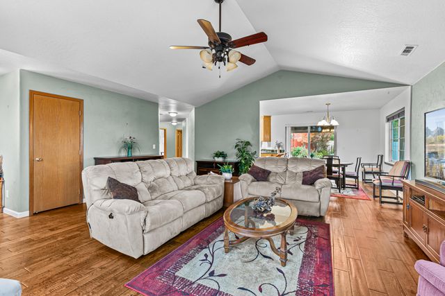 1023 Highlands Drive, Eagle Point, OR 97524