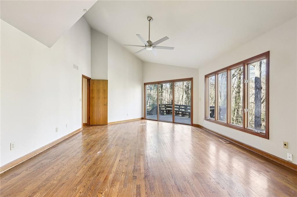 Image 10 of property listing at 562 Pine Valley Road SE, Marietta, GA 30067