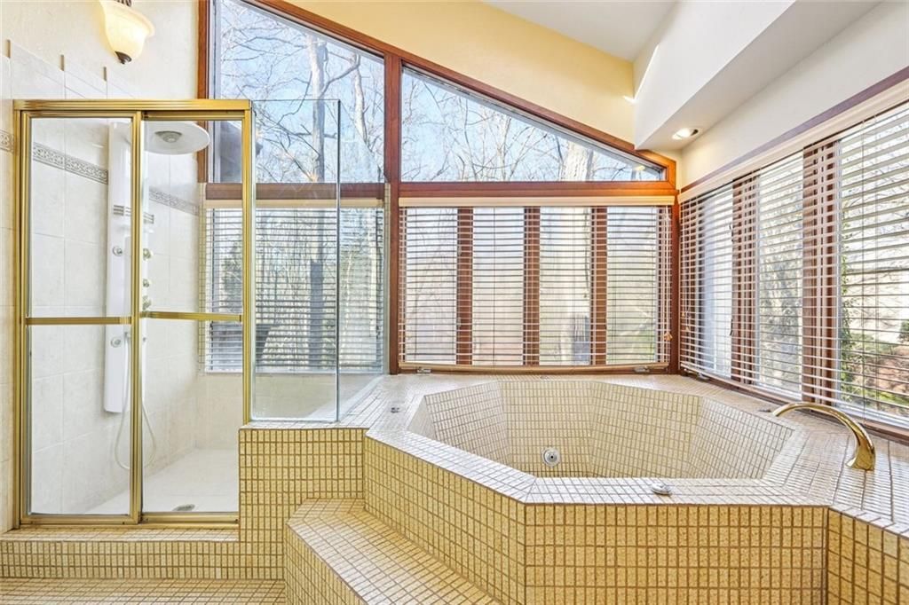 Image 11 of property listing at 562 Pine Valley Road SE, Marietta, GA 30067