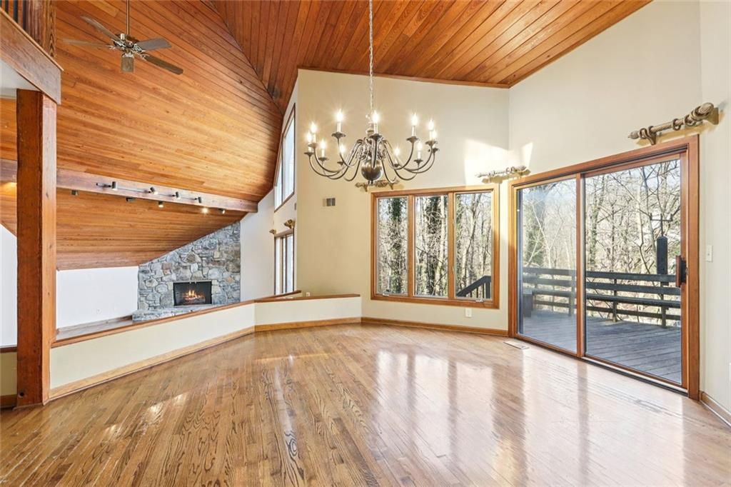 Image 15 of property listing at 562 Pine Valley Road SE, Marietta, GA 30067