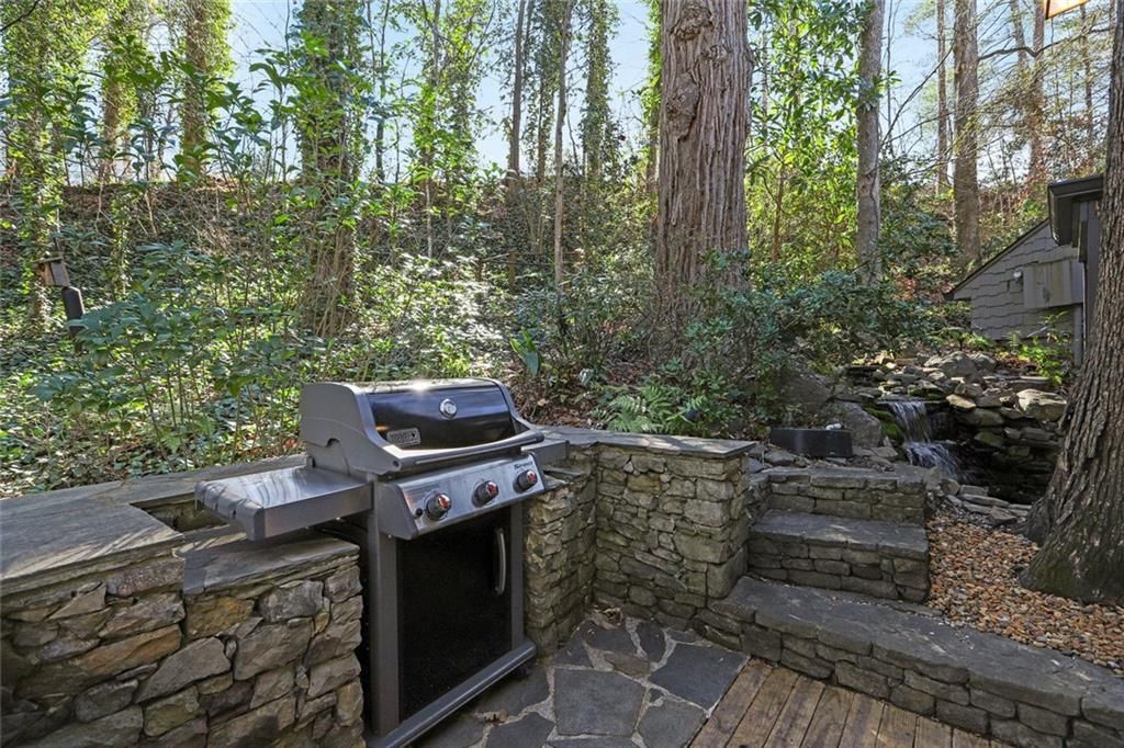 Image 18 of property listing at 562 Pine Valley Road SE, Marietta, GA 30067
