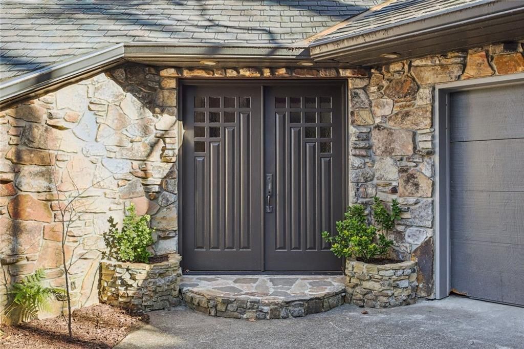 Image 2 of property listing at 562 Pine Valley Road SE, Marietta, GA 30067