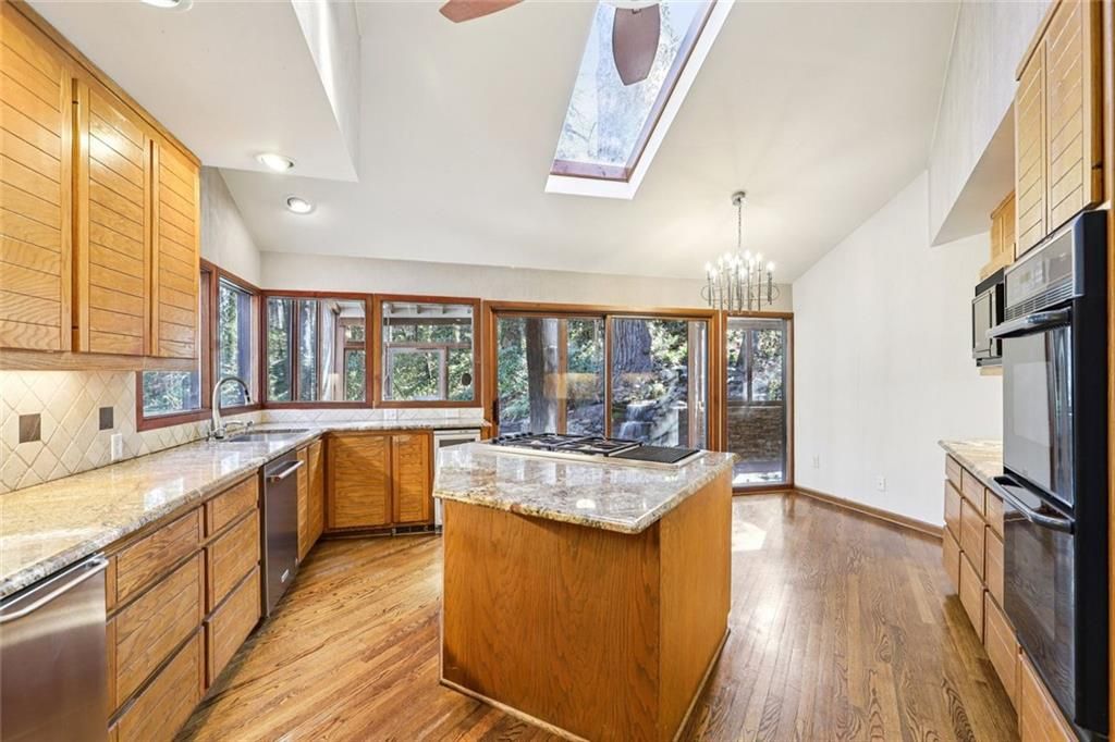 Image 7 of property listing at 562 Pine Valley Road SE, Marietta, GA 30067