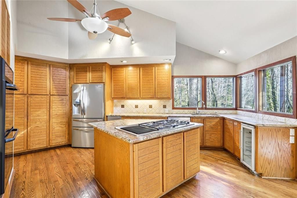 Image 8 of property listing at 562 Pine Valley Road SE, Marietta, GA 30067