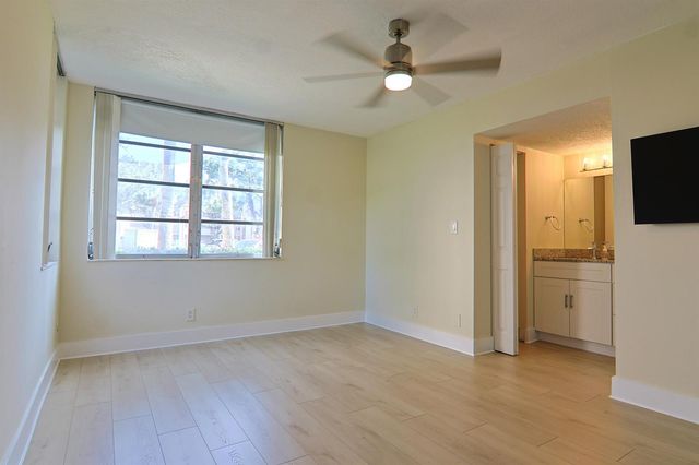 1900 Sabal Palm Drive 106, Davie, FL 33324