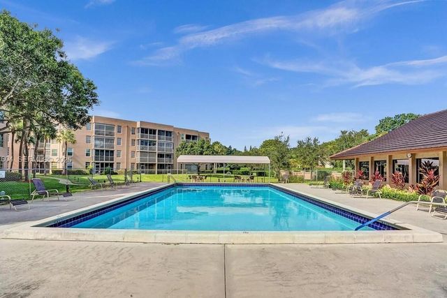 1900 Sabal Palm Drive 106, Davie, FL 33324