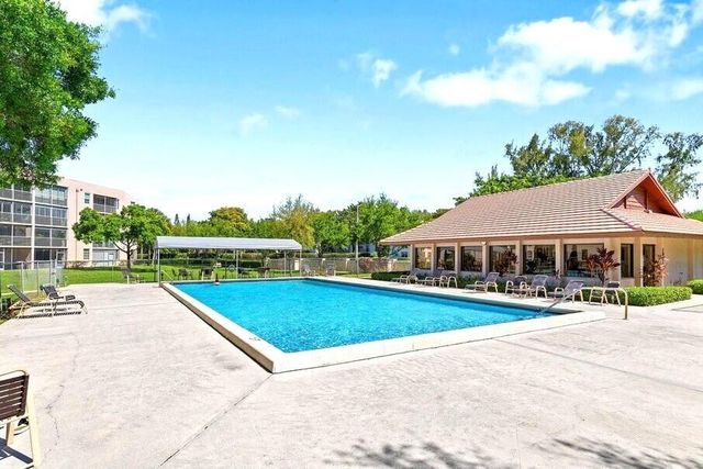 1900 Sabal Palm Drive 106, Davie, FL 33324