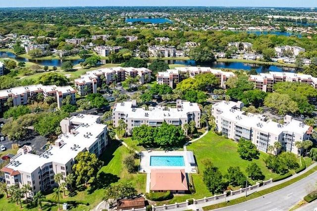 1900 Sabal Palm Drive 106, Davie, FL 33324