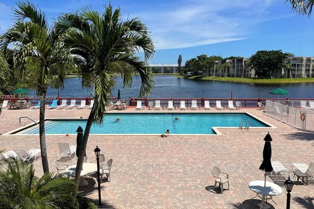 1900 Sabal Palm Drive 106, Davie, FL 33324