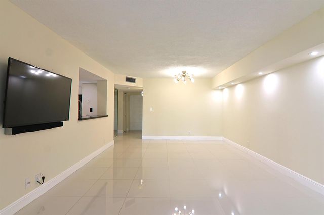 1900 Sabal Palm Drive 106, Davie, FL 33324