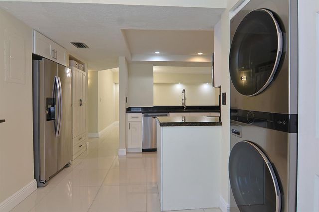 1900 Sabal Palm Drive 106, Davie, FL 33324
