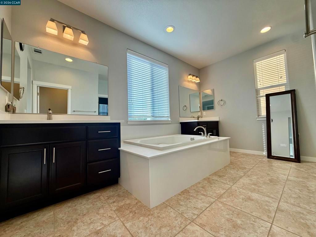 Image 10 of property listing at 307 Birmingham Ct, Fairfield, CA 94534