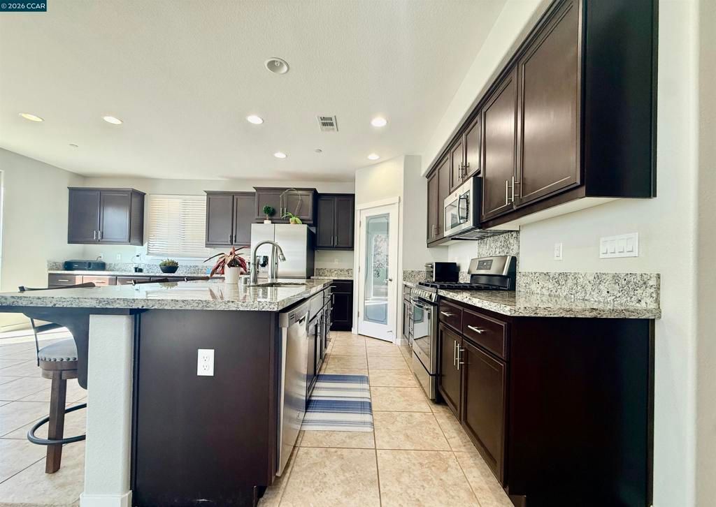 Image 6 of property listing at 307 Birmingham Ct, Fairfield, CA 94534