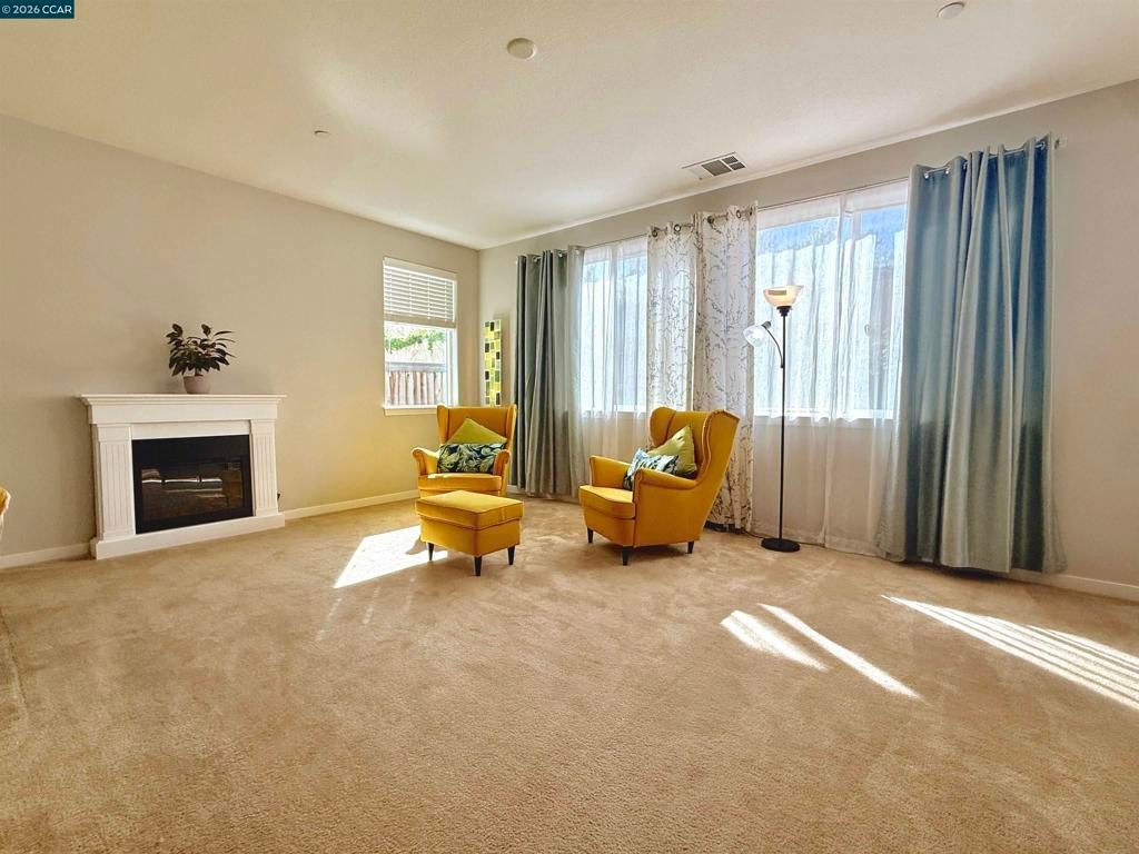 Image 7 of property listing at 307 Birmingham Ct, Fairfield, CA 94534