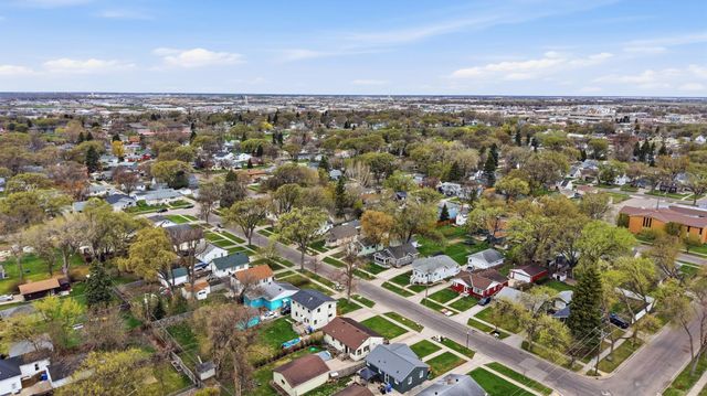 1621 8th Avenue S, Fargo, ND 58103