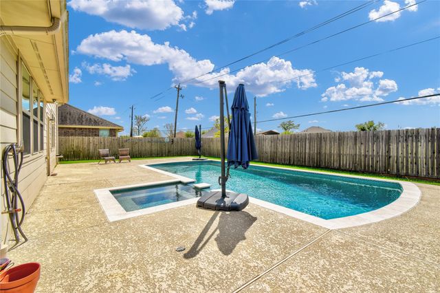 707 Burr Oak, Richwood, TX 77531